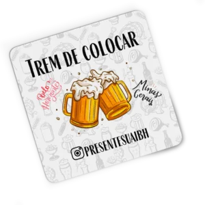 Porta copo personalizado em neoprene com estampa de canecas de cerveja e o texto Trem de Colocar, um presente criativo da loja Presentes Uai BH.