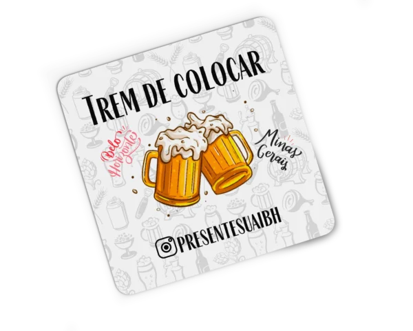 Porta copo personalizado em neoprene com estampa de canecas de cerveja e o texto Trem de Colocar, um presente criativo da loja Presentes Uai BH.